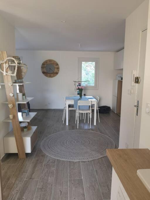 Appartement Proche Mer Avec Terrasse Et Jardin Privatif Hyeres Exterior photo
